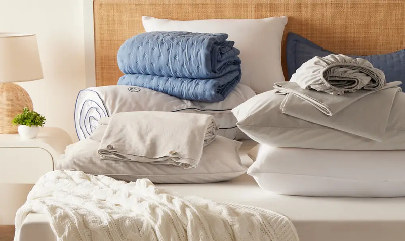 Постельное белье из бамбука в светлой и естественной спальне